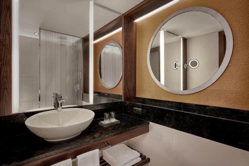 Superior King Room with Balcony image 3