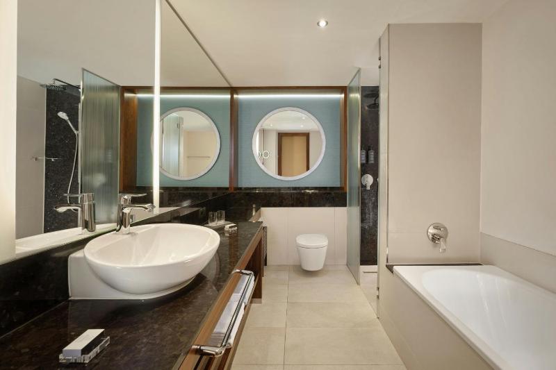 Junior Suite with Resort View image 4