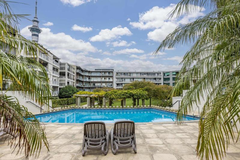 Modern Viaduct Apartment w pool gym Skytower views - image 11