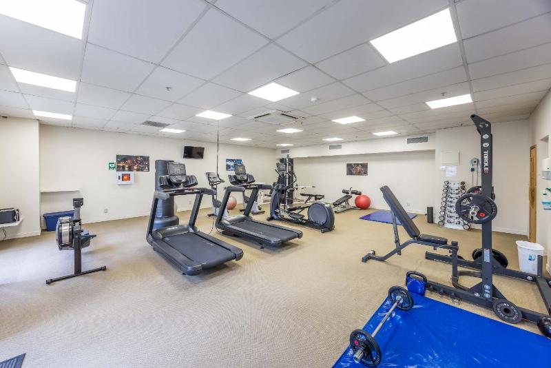 Modern Viaduct Apartment w pool gym Skytower views - image 7