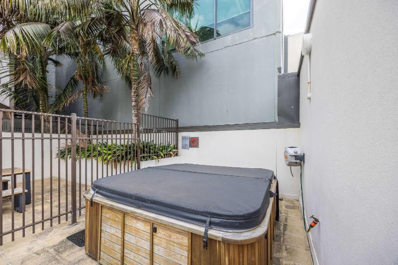 Modern Viaduct Apartment w pool gym Skytower views - image 13