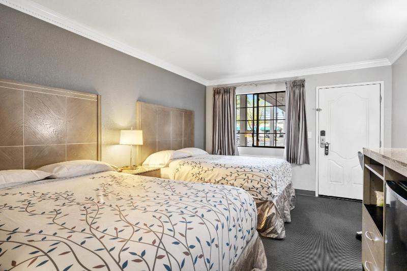 Double Queen Room image 3