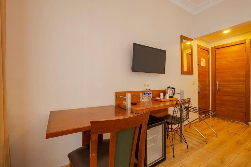 Standard Double or Twin Room image 4