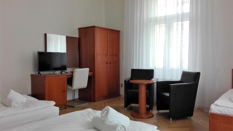 Residence Dykova - former Pension Jana Domov Mládeže - image 14
