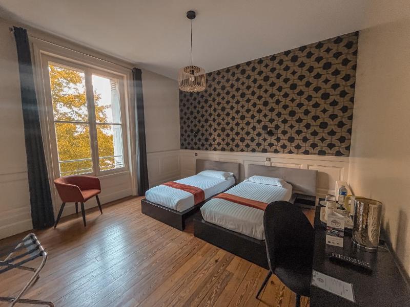 Twin Room image 4
