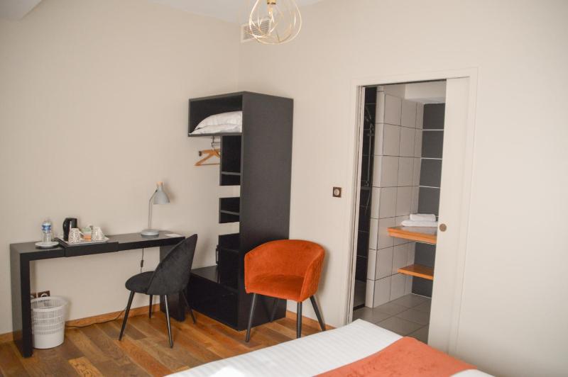 Standard Double Room image 3