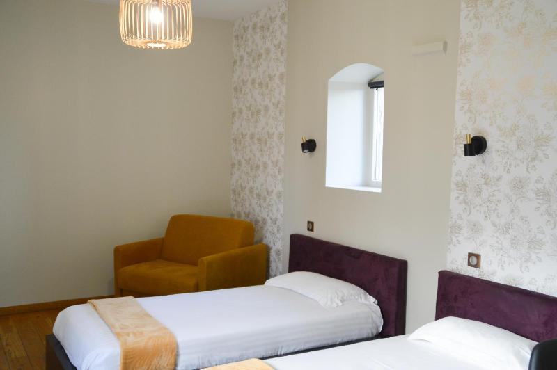 Twin Room image 4