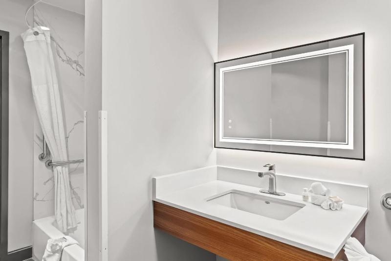 King Room with One King Bed and Bath Tub with Grab Bars - Mobility Accessible/Non-Smoking image 1