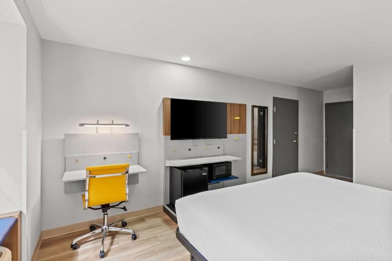 King Room with One King Bed and Bath Tub with Grab Bars - Mobility Accessible/Non-Smoking image 4
