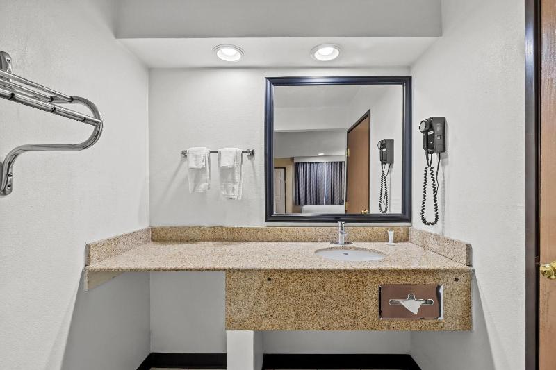 Queen Room - Mobility Access/Non-Smoking image 1