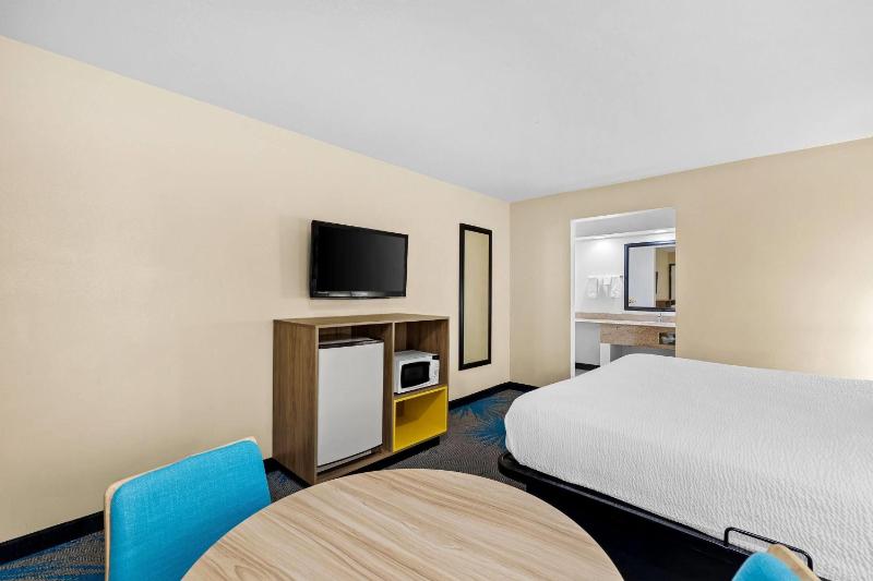 King Room - Non-Smoking image 4