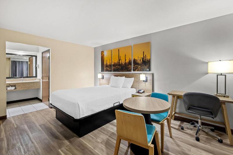 Queen Room - Non-Smoking image 1