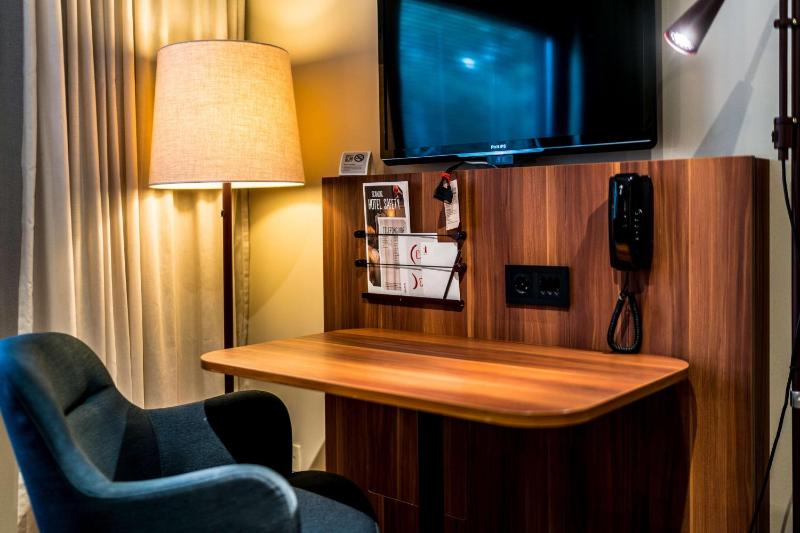 Standard Twin Room image 4