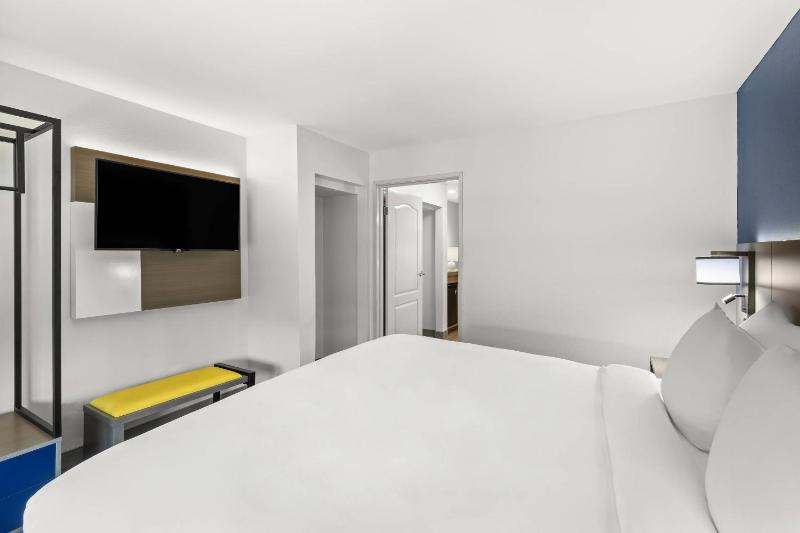 One-Bedroom King Suite - Disability Access/Non-Smoking image 2
