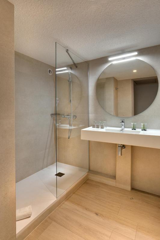 Twin Room image 3