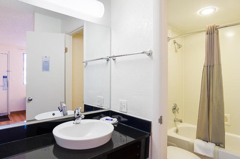 Motel 6- Denver CO Downtown - image 9