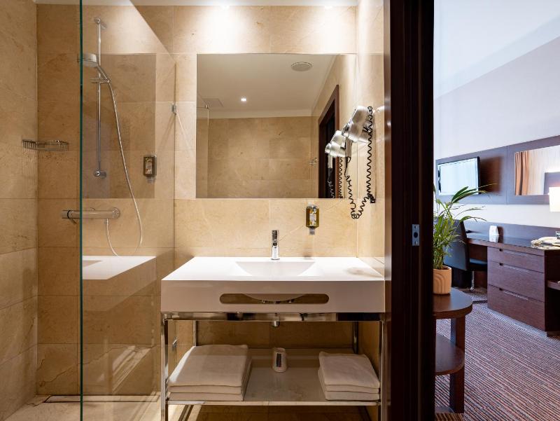 Double Room with Extra Bed image 2