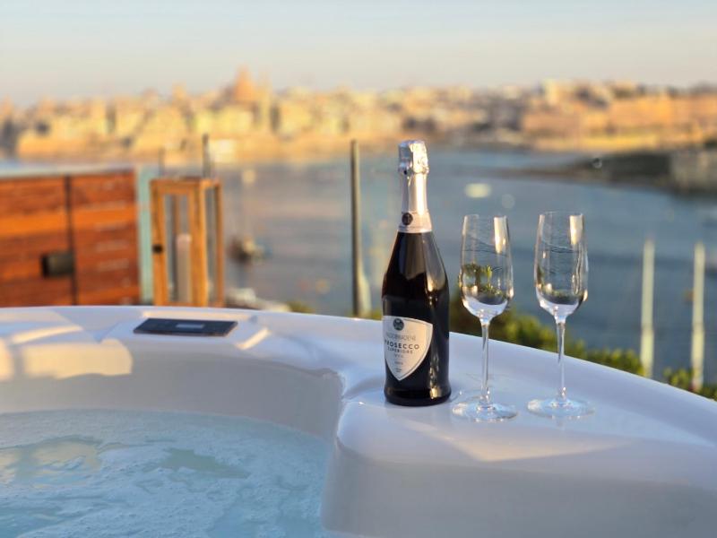 Unique Seafront Triplex Penthouse with Panoramic Bedroom & Rooftop Jacuzzi overlooking Valletta - image 1