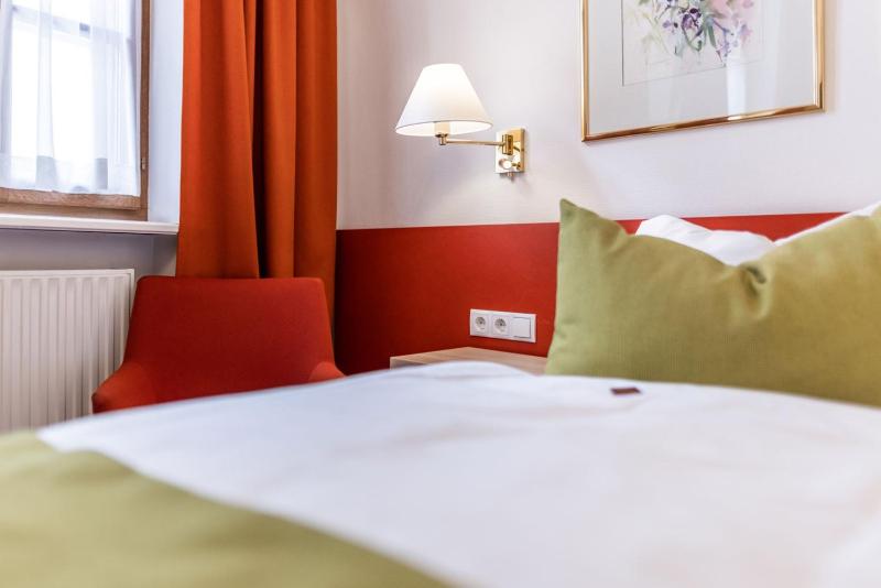 Classic Double Room image 4