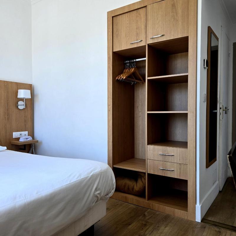 Standard Twin Room image 3