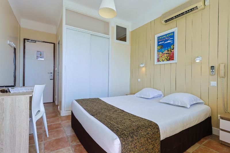 Double Room with Partial Sea View and Balcony image 1