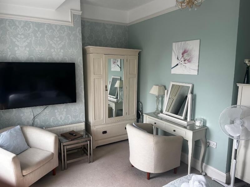 Deluxe King Room - Not Pet Friendly image 4