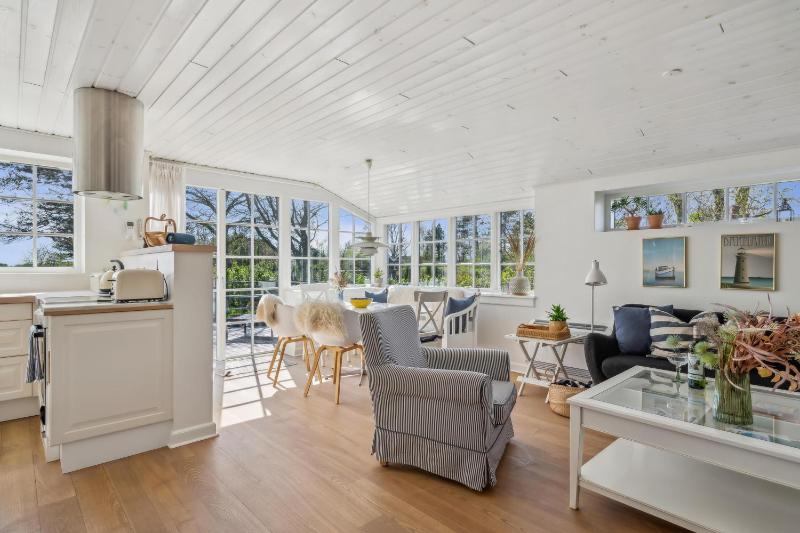 Beachside Cottage With Sea View And Cozy Outdoor Shelter - image 21