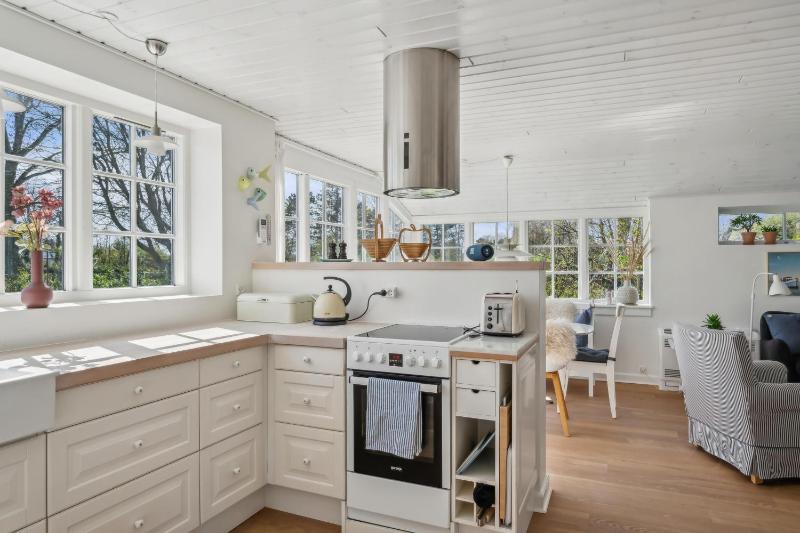 Beachside Cottage With Sea View And Cozy Outdoor Shelter - image 4