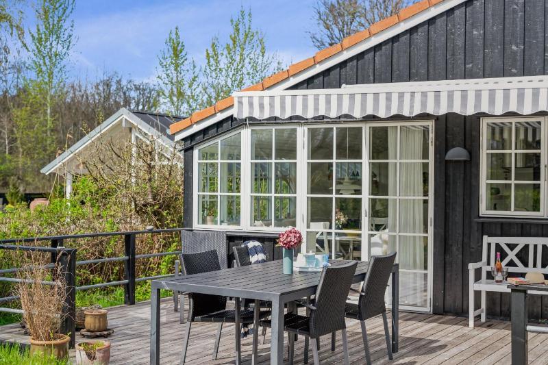 Beachside Cottage With Sea View And Cozy Outdoor Shelter - image 16