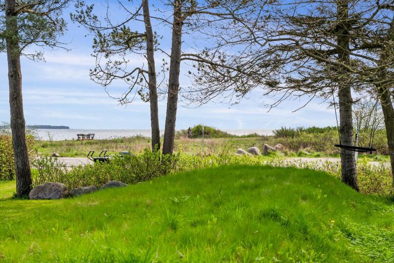 Beachside Cottage With Sea View And Cozy Outdoor Shelter - image 7