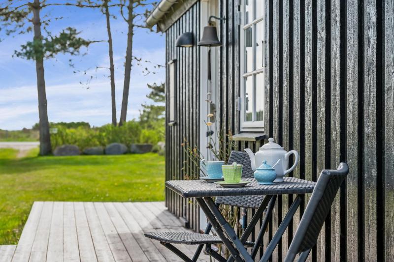 Beachside Cottage With Sea View And Cozy Outdoor Shelter - image 6