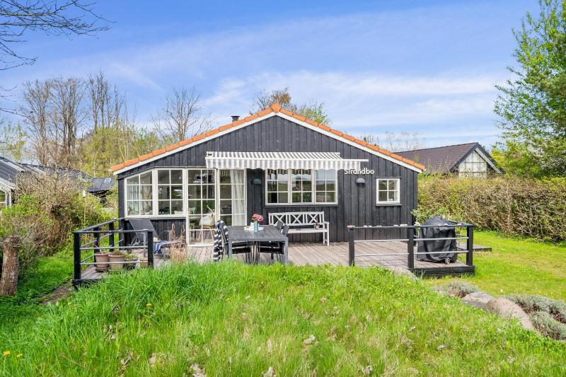 Beachside Cottage With Sea View And Cozy Outdoor Shelter - image 23