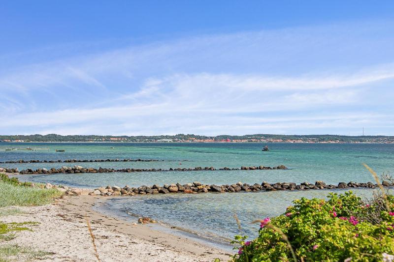 Beachside Cottage With Sea View And Cozy Outdoor Shelter - image 22