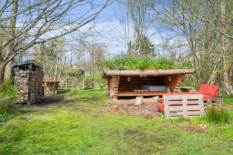 Beachside Cottage With Sea View And Cozy Outdoor Shelter - image 10