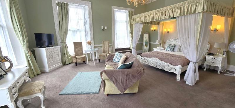 Deluxe Four Poster with Sofa image 4