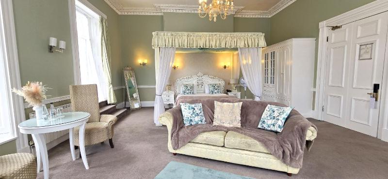Deluxe Four Poster with Sofa image 3