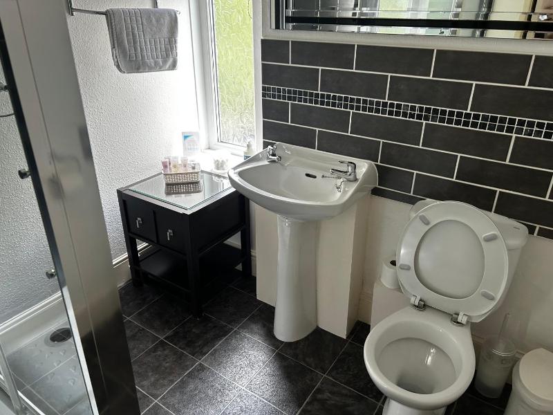 Double Room with Private Bathroom image 3