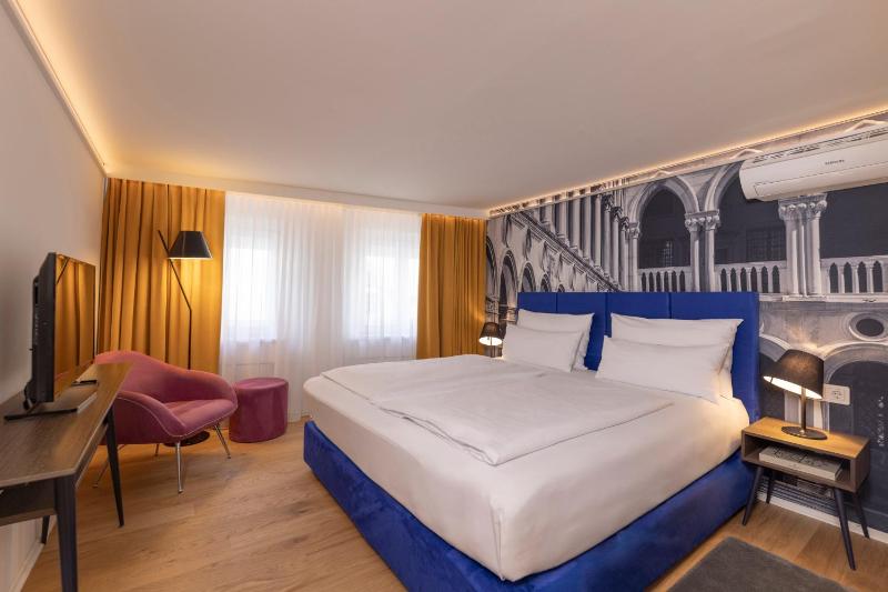Small Double Room image 3