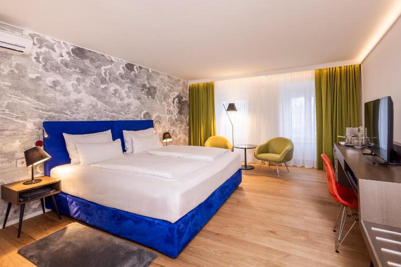 Junior Suite with view of old town image 1