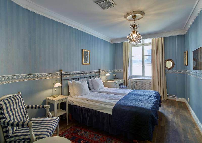 Standard King Room image 3