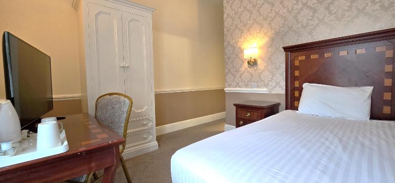 Single Room with Private Bathroom image 3