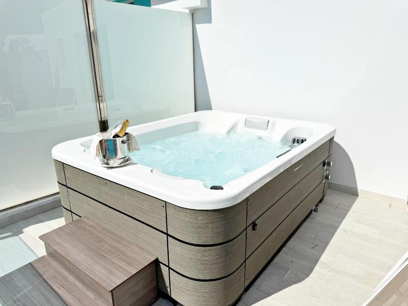 Hot Tub Deluxe Double room with Terrace image 1