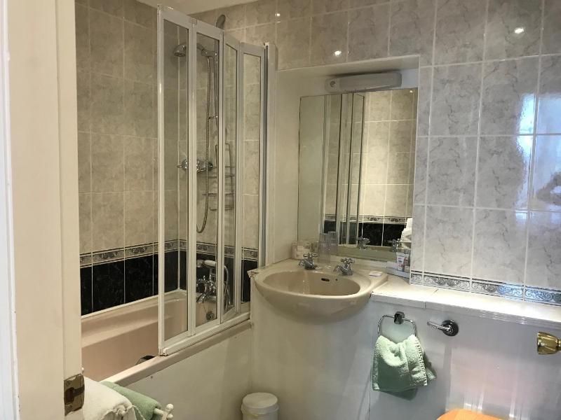 Deluxe Double or Twin Room image 2