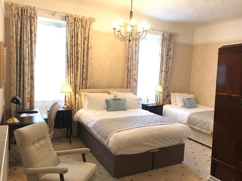 Deluxe Double or Twin Room image 1