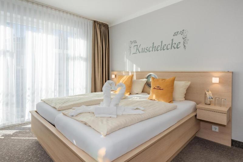 Double Room image 3