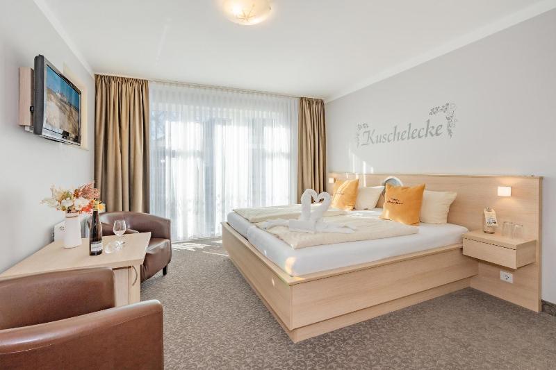 Double Room image 4