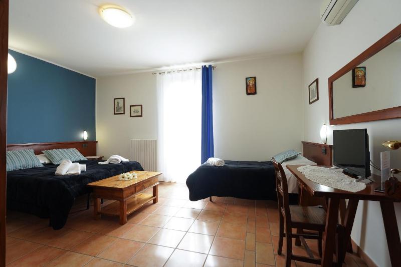 Classic Triple Room image 1