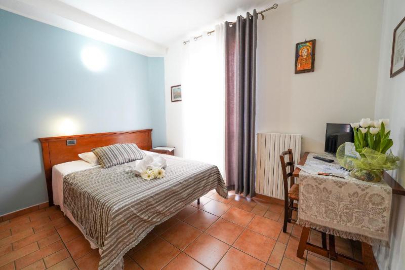 Single Room image 3