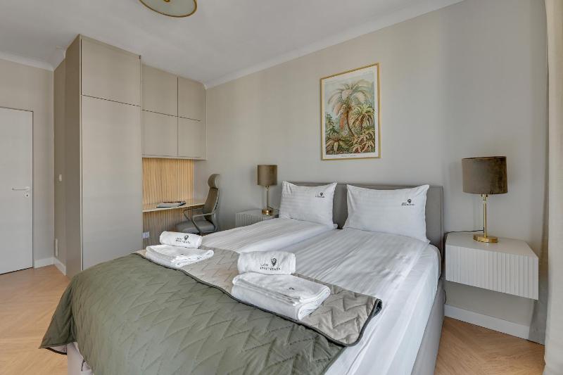 Plac Unii Gdynia Central by Lion Apartments - image 13