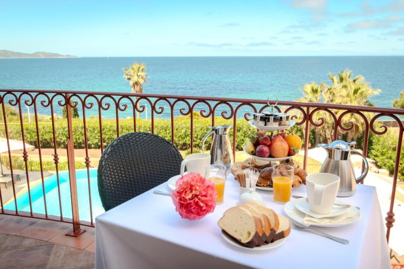 Deluxe Suite with Sea View and Balcony or Terrace image 4